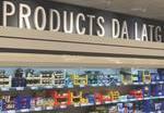 Inside a supermarket, looking at shelves. Above it reads "products da latg"